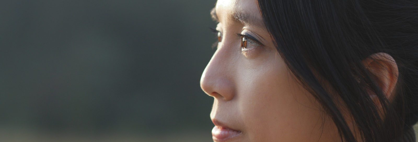 预防自杀: Close up profile of a Chinese woman thinking seriously